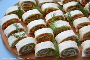 Zdjęcie - Rollsy z tortilli z łososiem - Przepisy kulinarne ze zdjęciami