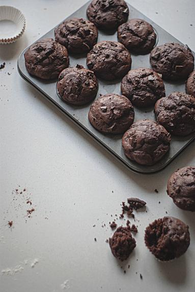 Zdjęcie - Podwójnie muffiny czekoladowe - Double chocolate muffins - Przepisy kulinarne ze zdjęciami