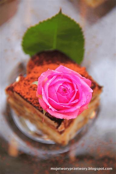 Zdjęcie - Różane tiramisu - Przepisy kulinarne ze zdjęciami