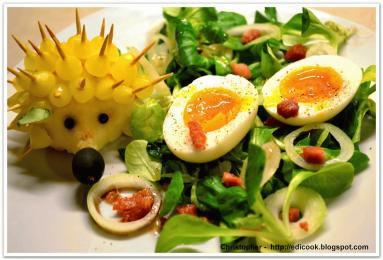 Zdjęcie - Roszponka z jajkiem i skwarkami. - Przepisy kulinarne ze zdjęciami