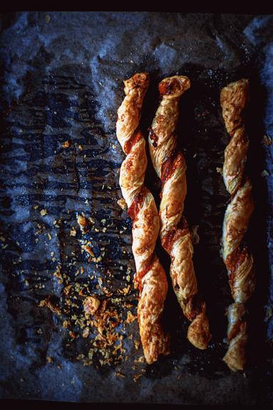 Zdjęcie - Zakręcane paluszki  z ciasta francukiego z cheddarem i boczkiem - Cheddar and bacon puff pastry twists - Przepisy kulinarne ze zdjęciami
