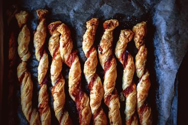 Zdjęcie - Zakręcane paluszki  z ciasta francukiego z cheddarem i boczkiem - Cheddar and bacon puff pastry twists - Przepisy kulinarne ze zdjęciami