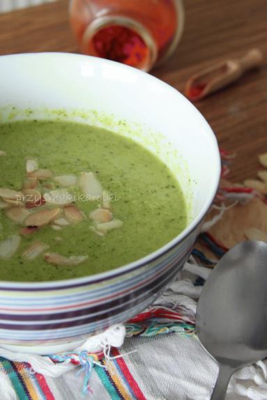 Zdjęcie - Krem brokułowy z migdałami - Przepisy kulinarne ze zdjęciami