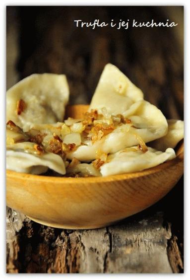 Zdjęcie - Pierogi z kapustą i  grzybami - Przepisy kulinarne ze zdjęciami