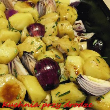 Zdjęcie - Rozmarynowe ziemniaki balsamico wg Jamiego O. - Przepisy kulinarne ze zdjęciami