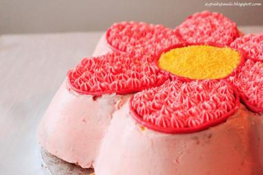 Zdjęcie - Urodzinowy tort truskawkowy - Przepisy kulinarne ze zdjęciami