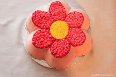 Zdjęcie - Urodzinowy tort truskawkowy - Przepisy kulinarne ze zdjęciami