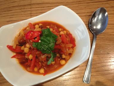 Zdjęcie - samo zdrowie: pikantna ciecierzyca czyli wege gulasz z pomidorami, ciecierzycą, pomidorami, chilli i papryką... - Przepisy kulinarne ze zdjęciami