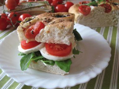 Zdjęcie - Focaccia z pomidorami i oliwkami - idealna na  Walentynki - Przepisy kulinarne ze zdjęciami
