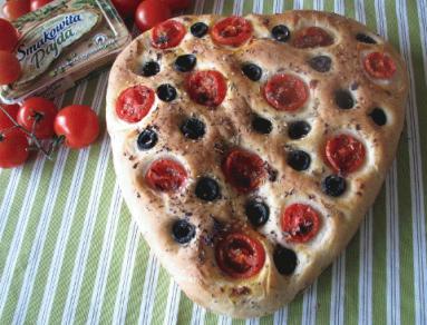 Zdjęcie - Focaccia z pomidorami i oliwkami - idealna na  Walentynki - Przepisy kulinarne ze zdjęciami