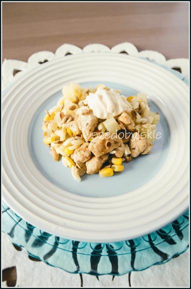 Zdjęcie - Sałatka z kurczakiem i makaronem - Przepisy kulinarne ze zdjęciami