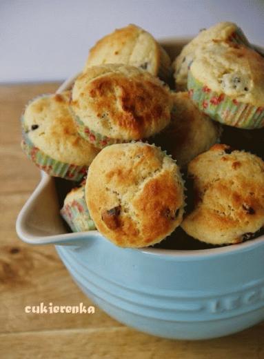 Zdjęcie - Muffinki sernikowe z suszonymi wiśniami - Przepisy kulinarne ze zdjęciami