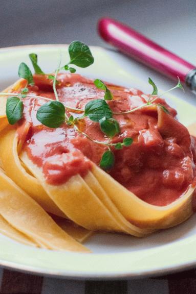Zdjęcie - Makaron w sosie pomidorowym z serkiem kozim - Przepisy kulinarne ze zdjęciami