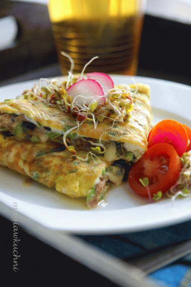 Zdjęcie - Omlet z tuńczykiem - Przepisy kulinarne ze zdjęciami