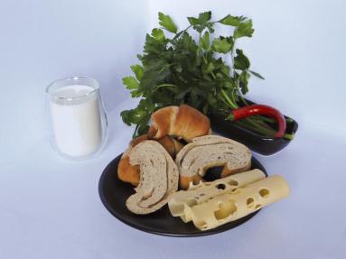 Zdjęcie - Imprezowe wegetariańskie rogaliki z żółtym  serem - Przepisy kulinarne ze zdjęciami