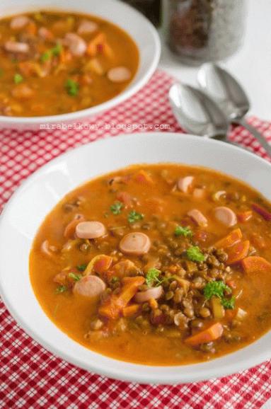 Zdjęcie - Czeska zupa z soczewicą i parówkami - Przepisy kulinarne ze zdjęciami