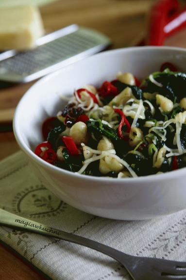 Zdjęcie - Makaron ze szpinakiem i chilli na ostro - Przepisy kulinarne ze zdjęciami