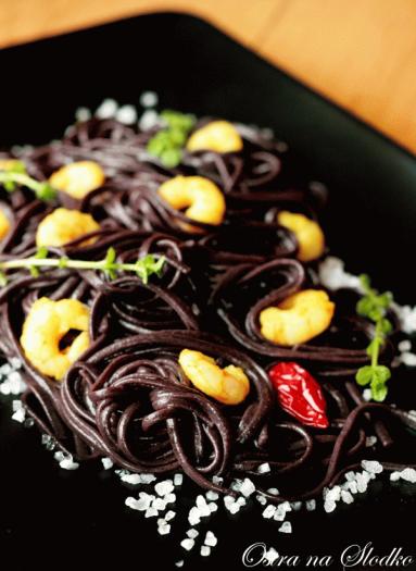 Zdjęcie - Czarny ryżowy makaron z szafranowymi krewetkami na ostro - Przepisy kulinarne ze zdjęciami