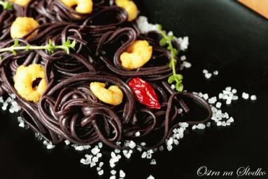 Zdjęcie - Czarny ryżowy makaron z szafranowymi krewetkami na ostro - Przepisy kulinarne ze zdjęciami