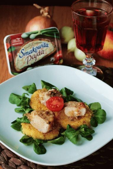 Zdjęcie - Smażona parmezanowa polenta z polędwiczkami w winnym sosie - Przepisy kulinarne ze zdjęciami