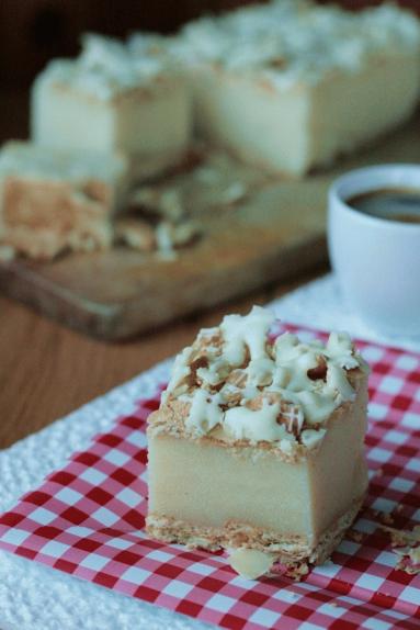Zdjęcie - Ciasto waniliowe z kaszy manny na herbatnikach – bez pieczenia - Przepisy kulinarne ze zdjęciami
