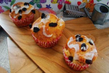 Zdjęcie - Muffinki z rodzynkami i lukrem - Przepisy kulinarne ze zdjęciami