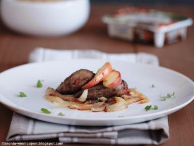 Zdjęcie - Gęsie wątróbki z karmelizowaną cebulą i jabłkami - Przepisy kulinarne ze zdjęciami