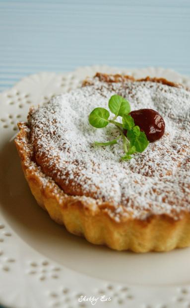 Zdjęcie - Tartaletki z wiśniami i pianką marcepanową - Przepisy kulinarne ze zdjęciami