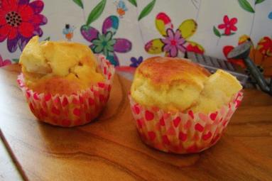 Zdjęcie - Śmietanowe muffiny z sporym jabłuszkiem - Przepisy kulinarne ze zdjęciami