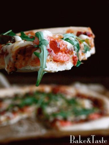 Zdjęcie - Pizza na cienkim spodzie - Przepisy kulinarne ze zdjęciami
