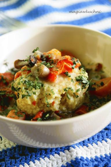 Zdjęcie - Kasza jaglana z sosem grzybowo-paprykowym - Przepisy kulinarne ze zdjęciami
