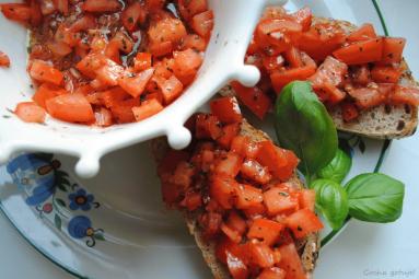 Zdjęcie - Bruschetty z pomidorami, czosnkiem i bazylią II - Przepisy kulinarne ze zdjęciami