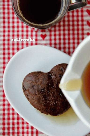 Zdjęcie - Czekoladowe, drożdżowe babeczki nasączane Rumem i miodem (na Walentynki) - Przepisy kulinarne ze zdjęciami
