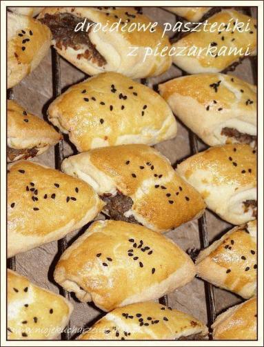 Zdjęcie - Drożdżowe paszteciki z pieczarkami - Przepisy kulinarne ze zdjęciami
