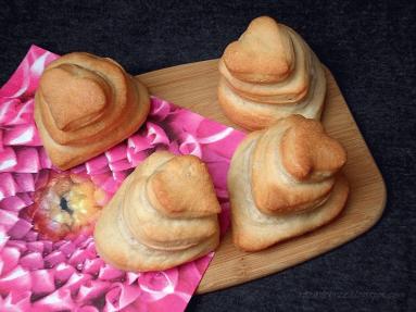 Zdjęcie - Walentynkowe śniadanie - bułeczki serduszka - Przepisy kulinarne ze zdjęciami