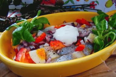 Zdjęcie - Sałatka wiosenna z śledzikiem jajkiem i papryką czerwoną - Przepisy kulinarne ze zdjęciami
