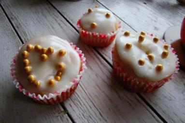 Zdjęcie - Śmietanowe muffiny z złotymi perełkami - Przepisy kulinarne ze zdjęciami