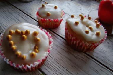 Zdjęcie - Śmietanowe muffiny z złotymi perełkami - Przepisy kulinarne ze zdjęciami