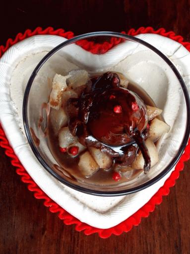 Zdjęcie - Pikanty  mus czekoladowy z karmelizowaną gruszką /dla zakochanych/ - Przepisy kulinarne ze zdjęciami