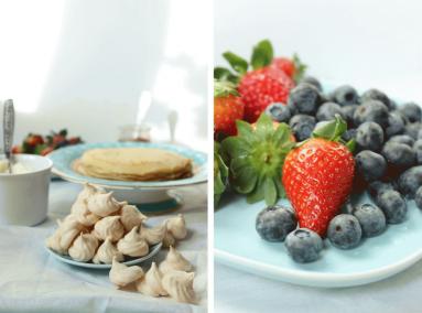 Zdjęcie - Naleśnikowa wieża z mascarpone, bezikami i owocami - Przepisy kulinarne ze zdjęciami