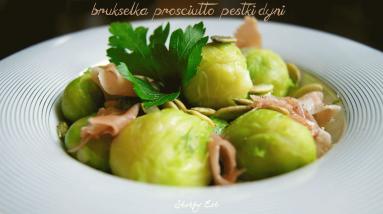 Zdjęcie - Brukselka z prosciutto i pestkami dyni - Przepisy kulinarne ze zdjęciami