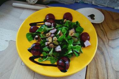 Zdjęcie - Szybka sałatka z winogronem i sosem balsamicznym - Przepisy kulinarne ze zdjęciami