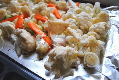 Zdjęcie - Zupa krem z pieczonego kalafiora z prażoną cieciorką - Przepisy kulinarne ze zdjęciami