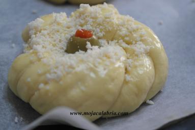 Zdjęcie - Kajzerki -buleczki zaplatane z serem i oliwka na serwatce - Przepisy kulinarne ze zdjęciami