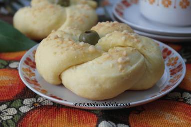 Zdjęcie - Kajzerki -buleczki zaplatane z serem i oliwka na serwatce - Przepisy kulinarne ze zdjęciami