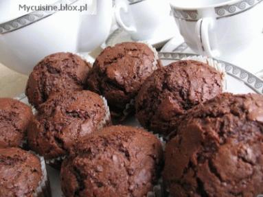 Zdjęcie - Muffiny czekoladowe z rodzynkami - Przepisy kulinarne ze zdjęciami