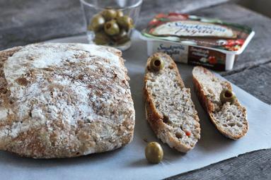 Zdjęcie - Chleb oliwkowy na zakwasie żytnim - Przepisy kulinarne ze zdjęciami