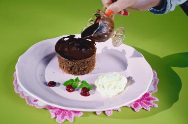 Zdjęcie - Deser czekoladowo wiśniowy  czekoladą płynący - Przepisy kulinarne ze zdjęciami