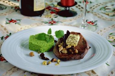 Zdjęcie - Stek z wołowiny na grzybach z masłem ziołowym podawany z puree z zielonego groszku - Przepisy kulinarne ze zdjęciami