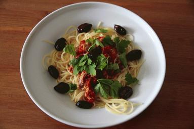Zdjęcie - Spaghettini z tuńczykiem i ostrym sosem pomidorowym - Przepisy kulinarne ze zdjęciami
